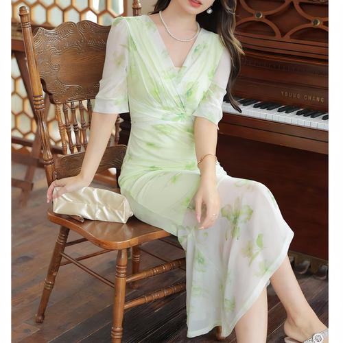 Elizabeth's Blossom Green Floral Midi Dress