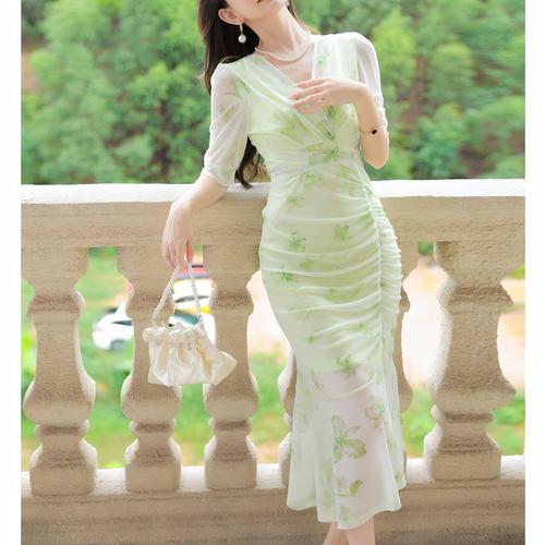 Elizabeth's Blossom Green Floral Midi Dress